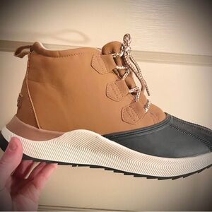 Women’s Tan and Black “Dream Pairs” ankle boots size 8